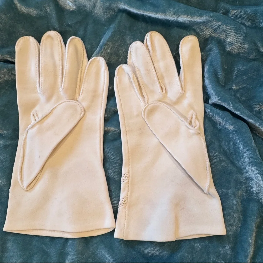 Vintage Classic Women's Cream Gloves with Zigzag Embroidery